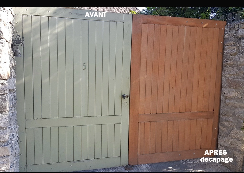 Décapage par aérogommage de portail en bois peint