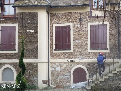 Décapage par aérogommage et nettoyage d'une façade de maison en pierres meulière