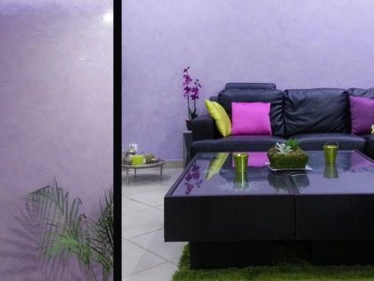 Enduit décoratif, tadelakt violet sur mur de salon