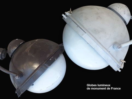 Décapage par aérogommage de globe pour les monument de France en métal
