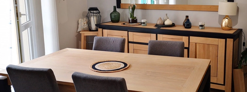 Relooking de meubles de salle à manger, avec une table. L'ensemble est un mélange de peinture noire et de vernis incolore mat