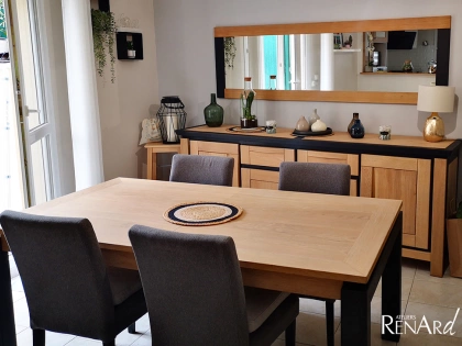 Relooking de meubles de salle à manger, avec une table. L'ensemble est un mélange de peinture noire et de vernis incolore mat