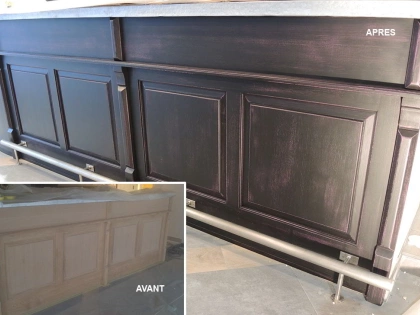 Peinture décorative et relooking d'un meuble comptoir. Patine usée noir et violet