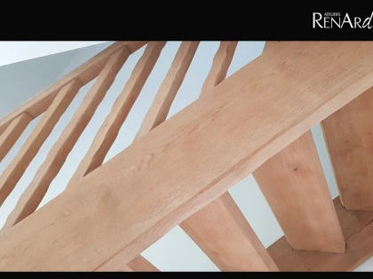 Détail après le décapage par aérogommage d'un escalier en bois