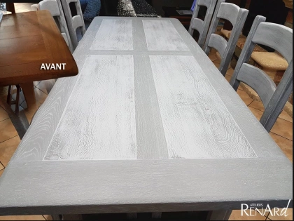 Relooking de meuble, une table monastère en chêne en accord avec le buffet en peinture et patine usée gris