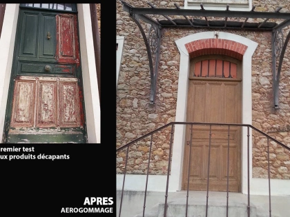 l'avant et l'après du décapage par aérogommage d'une porte d'entrée en bois