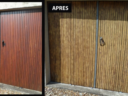 Décapage par aérogommage de porte de garage en bois