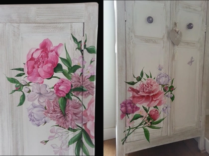 Relooking d'une armoire. Décor fleuri et patine usée lin et blanc