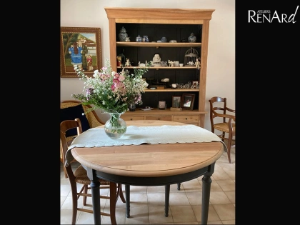 Relooking d'un meuble bibliothèque et sa table. L'ensemble a été vernis avec un aspect bois naturel et le fond peint en noir