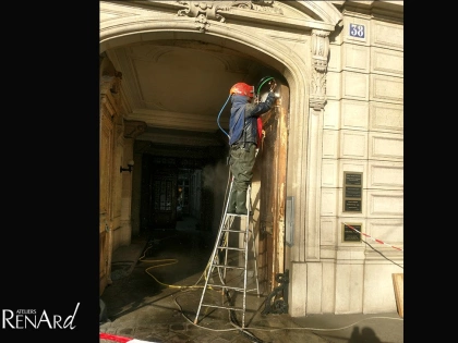 Décapage par aérogommage d'une porte cochère en bois