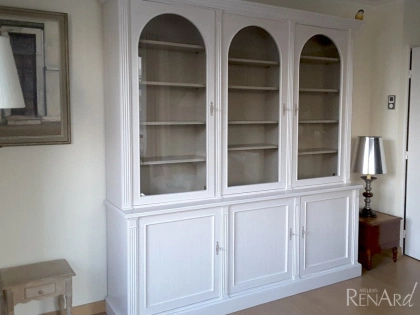 relooking d'un meuble 2 corps avec vitrine. Peint et patiné en gris
