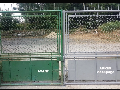 Décapage par aérogommage d'un portail en métal