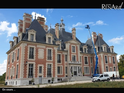 Décapage par aérogommage et nettoyage d'une façade de château en pierres