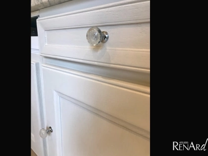 Peinture blanche et bouton de verre