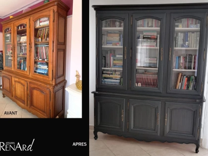 Peinture gris foncé et patine noir. L’intérieur de la vitrine peint en lin