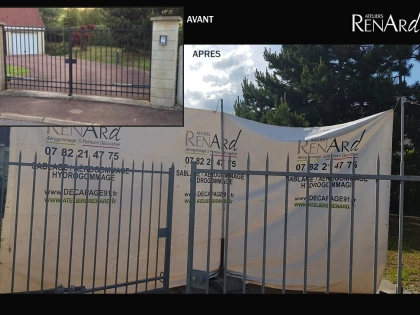 Décapage par aérogommage d'un portail en métal peint