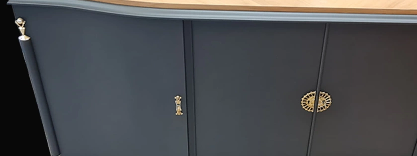 Relooking d'un meuble buffet avec marqueterie. Vernis aspect bois naturel et peinture noire