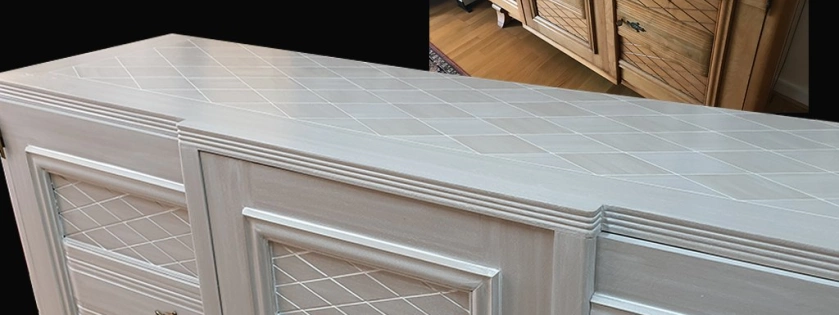 Relooking d'un meuble buffet à damier. l'ensemble à été peint en gris et patiné en blanc