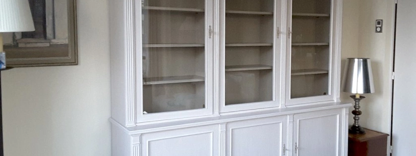 relooking d'un meuble 2 corps avec vitrine. Peint et patiné en gris