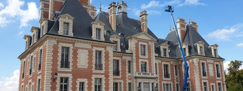 Décapage par aérogommage et nettoyage d'une façade de château en pierres