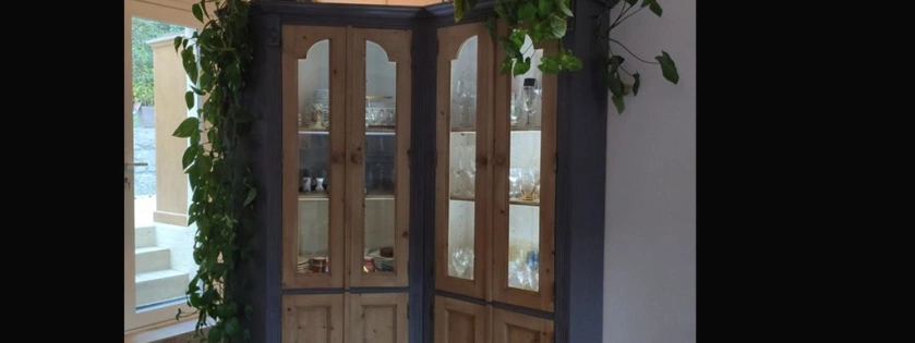 Peinture décorative d'un meuble vitrine en pin. Peinture grise et vernis aspect bois naturel