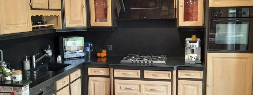 Peinture décorative et relooking de cuisine. Peinture noire et bois vernis