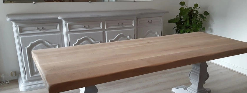 Relooking d'un buffet et sa table monastère. peinture gris clair et patiné en blanc, le plateau de la table vernis aspect bois brut